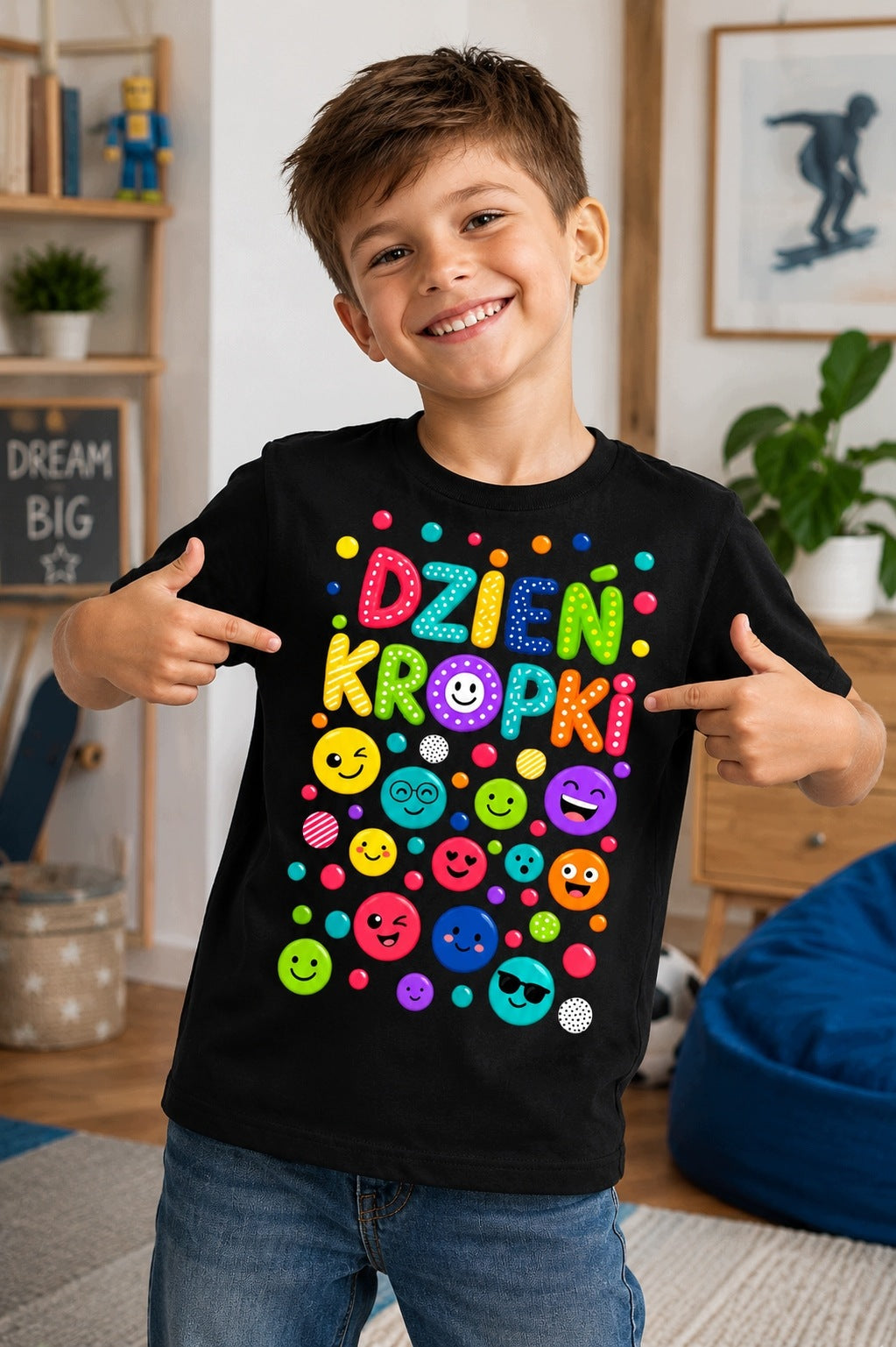 Koszulka na Dzień Kropki – kolorowy napis z buźkami – czarny